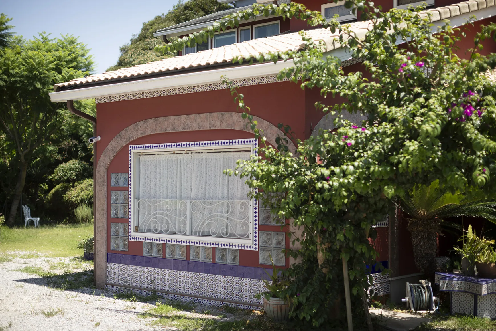 海の香り漂う地に忽然と現れる赤い家。スペインのタイルの美しさにひたるpatio