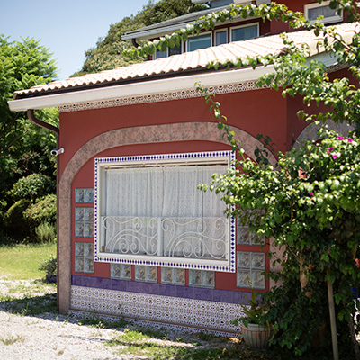 海の香り漂う地に忽然と現れる赤い家。スペインのタイルの美しさにひたるpatio