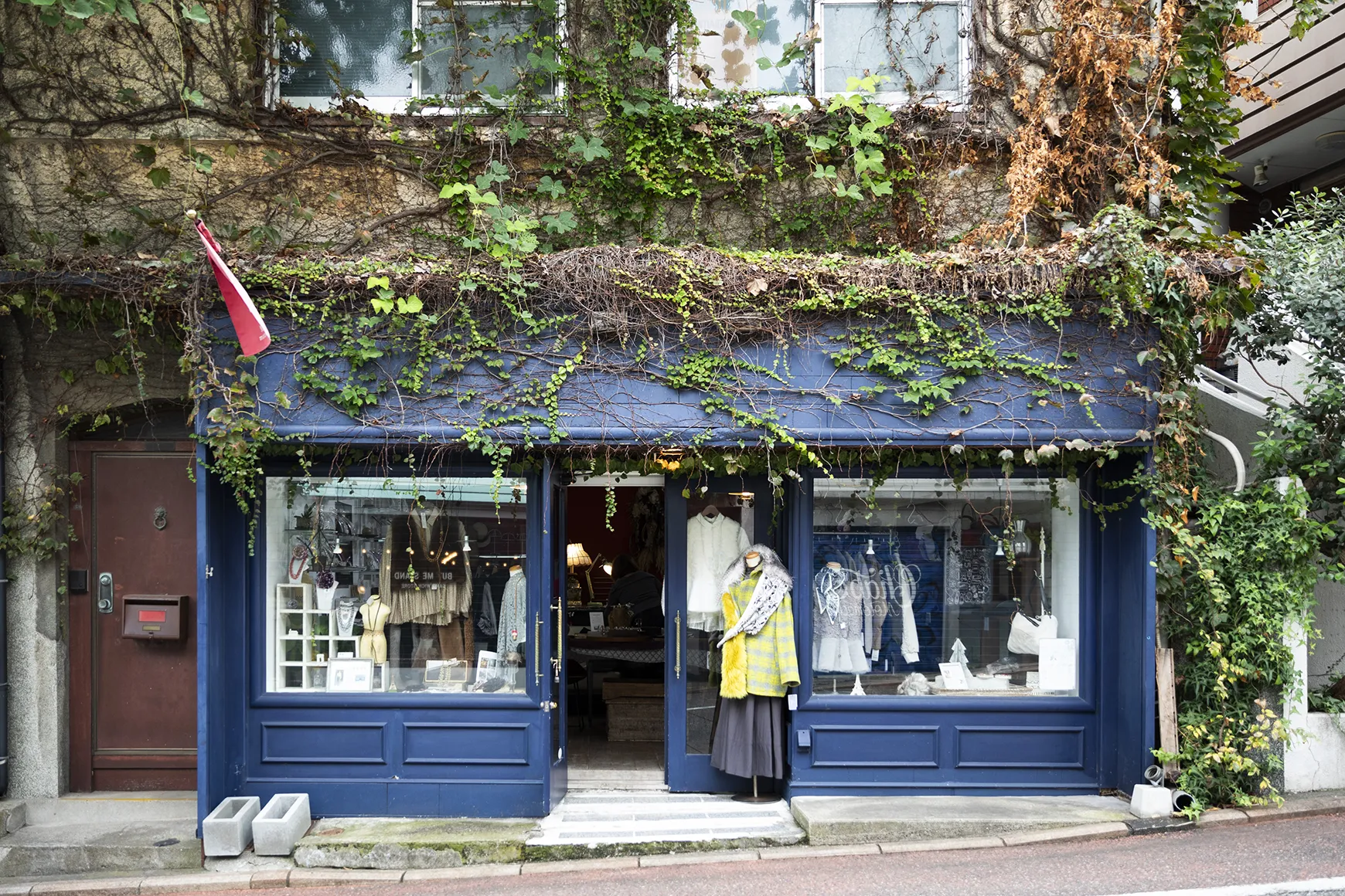 ベルギーの香りを編み込んで紡ぐ。手作りのアクセサリーと、マダムたちの憩いのサロン