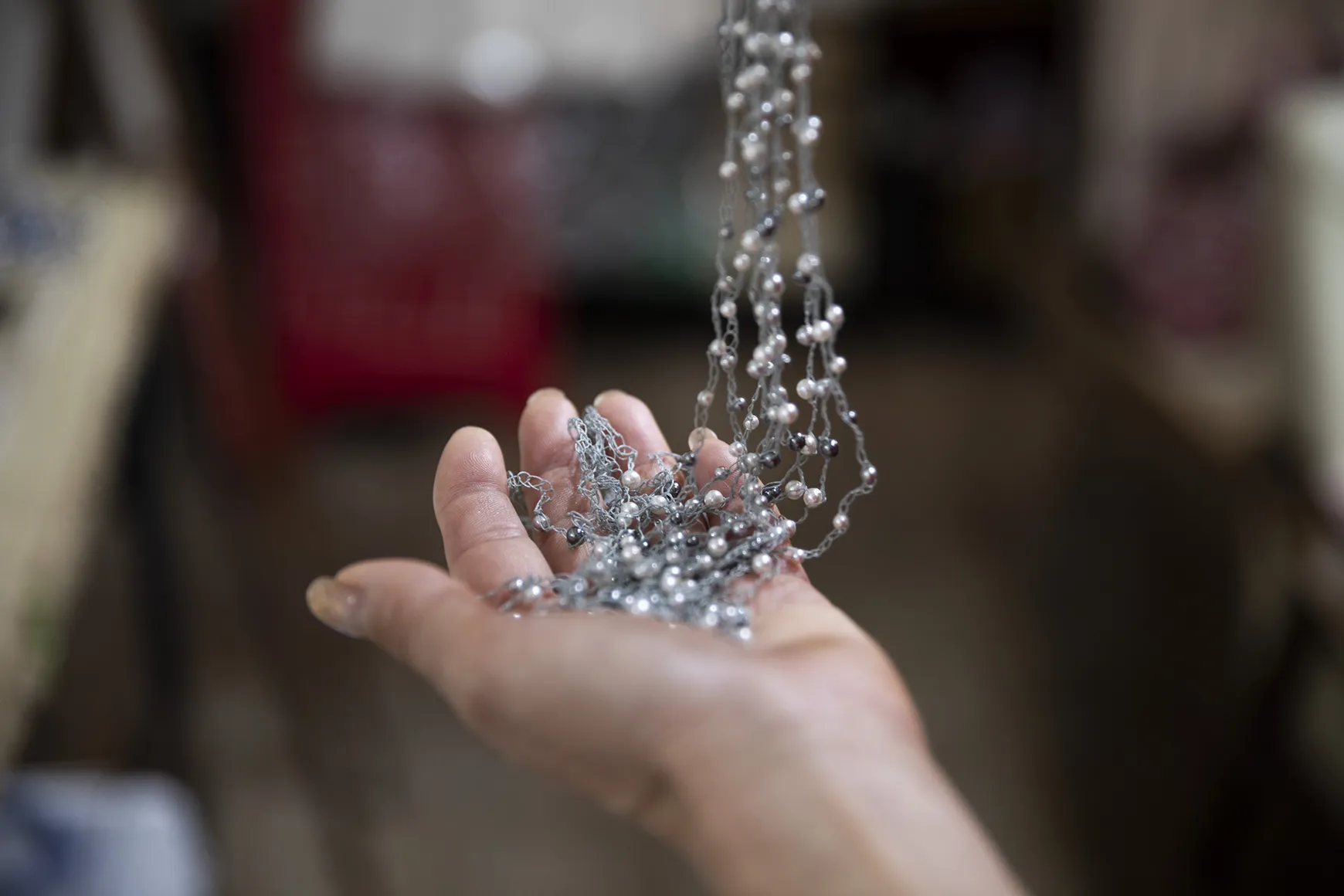 ベルギーの香りを編み込んで紡ぐ。手作りのアクセサリーと、マダムたちの憩いのサロン