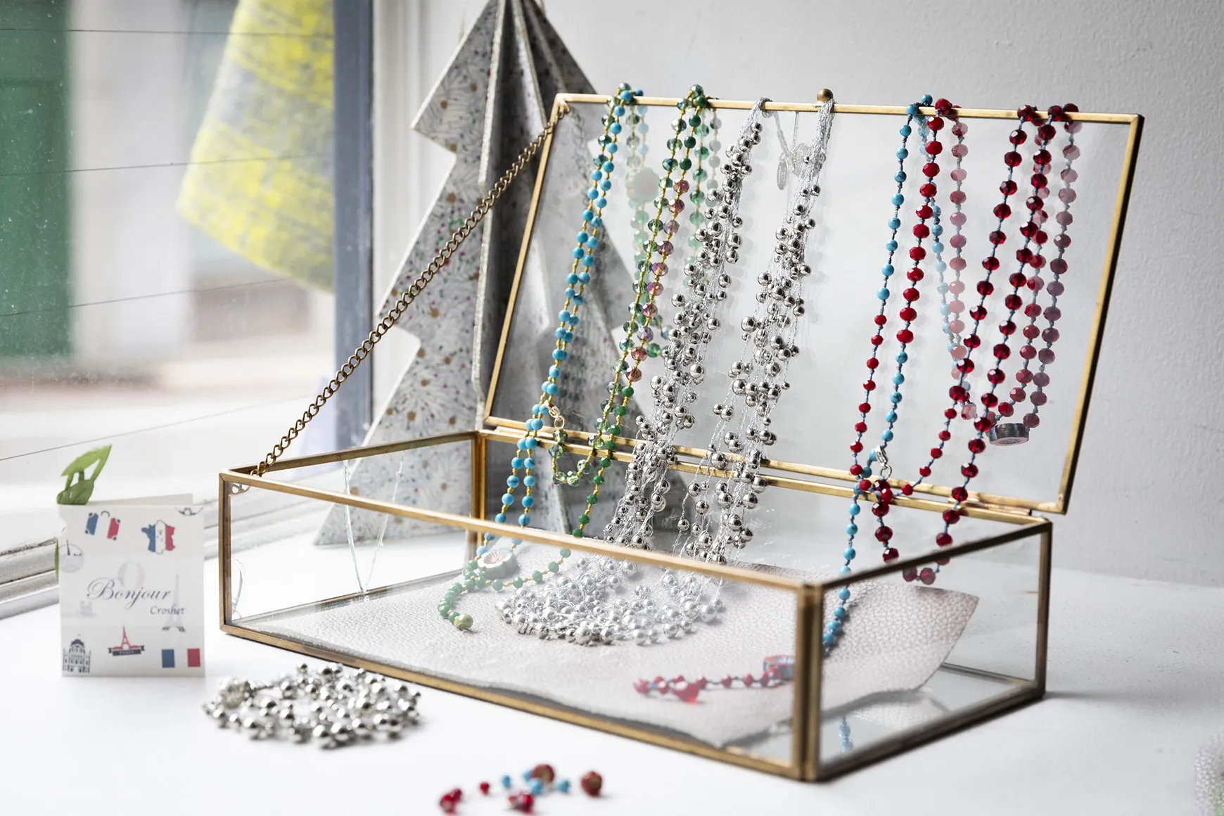 ベルギーの香りを編み込んで紡ぐ。手作りのアクセサリーと、マダムたちの憩いのサロン