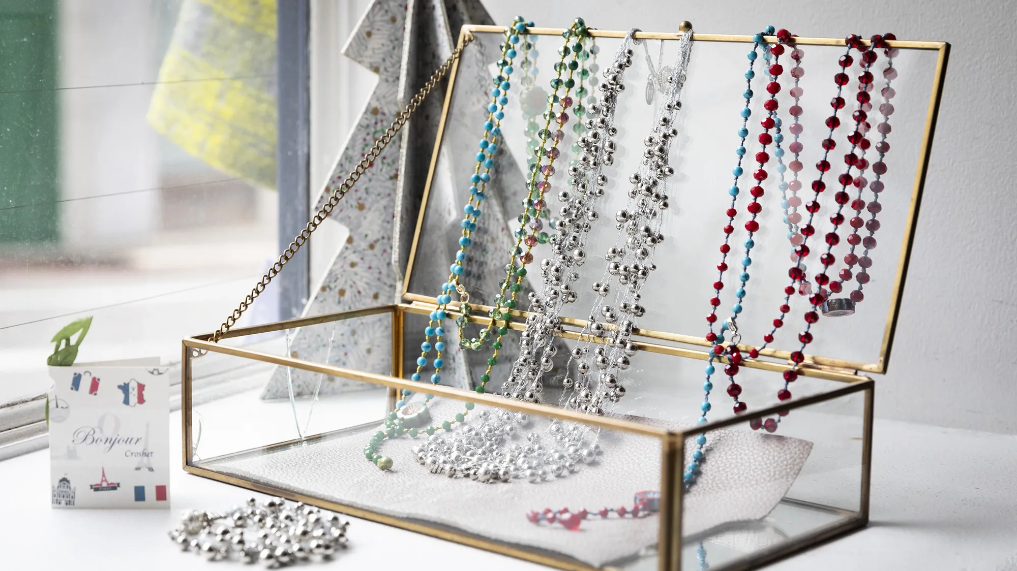 香とくらす 第41回：ベルギーの香りを編み込んで紡ぐ。手作りのアクセサリーと、マダムたちの憩いのサロン