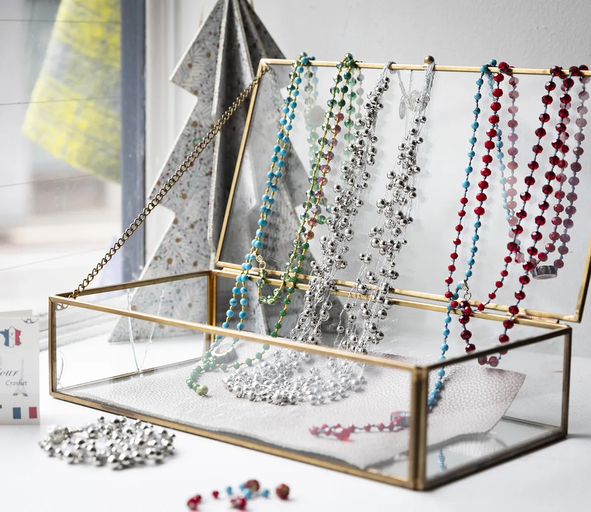 香とくらす 第41回：香とくらす 第41回：ベルギーの香りを編み込んで紡ぐ。手作りのアクセサリーと、マダムたちの憩いのサロン