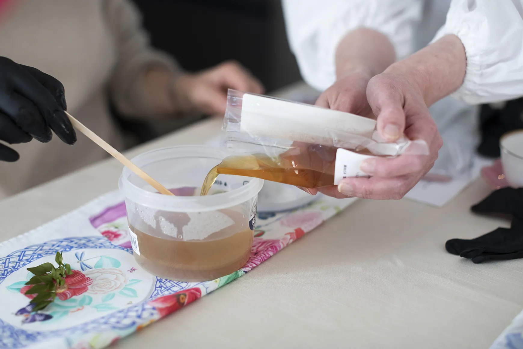 まろやかな生の酢を手作りで。美しき発酵プロフェッショナルに学ぶ、会話も楽しいサロン