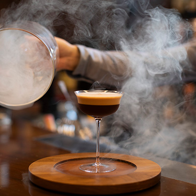 バッハの愛したコーヒーの香りをカクテルにして。繊細な味と香りの物語が楽しめるホテルのバーへ